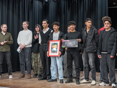 Gruppenfoto von den Jugendlichen auf der Bühne | © AWO Bremerhaven / Simone Hryzyk