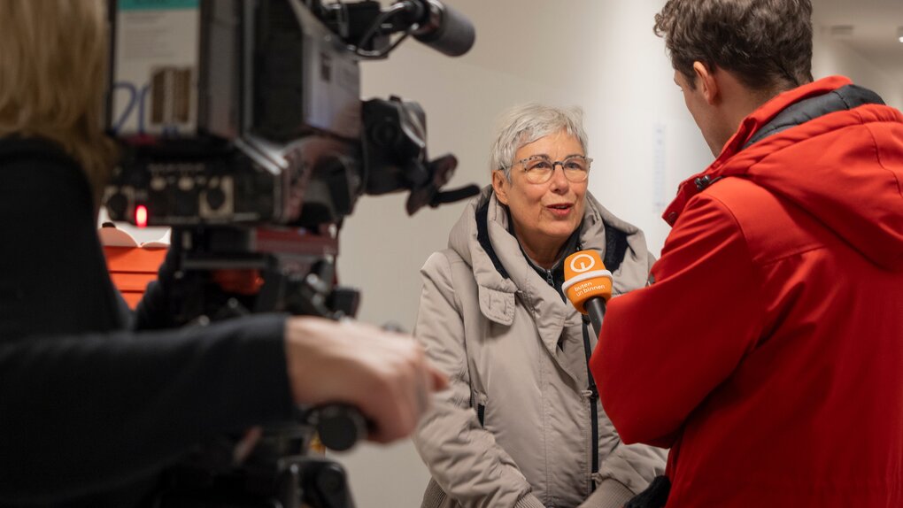 Im Interview mit "buten un binnen": AWO-Vorstandsmitglied Sybille Böschen | © Simone Hryzyk